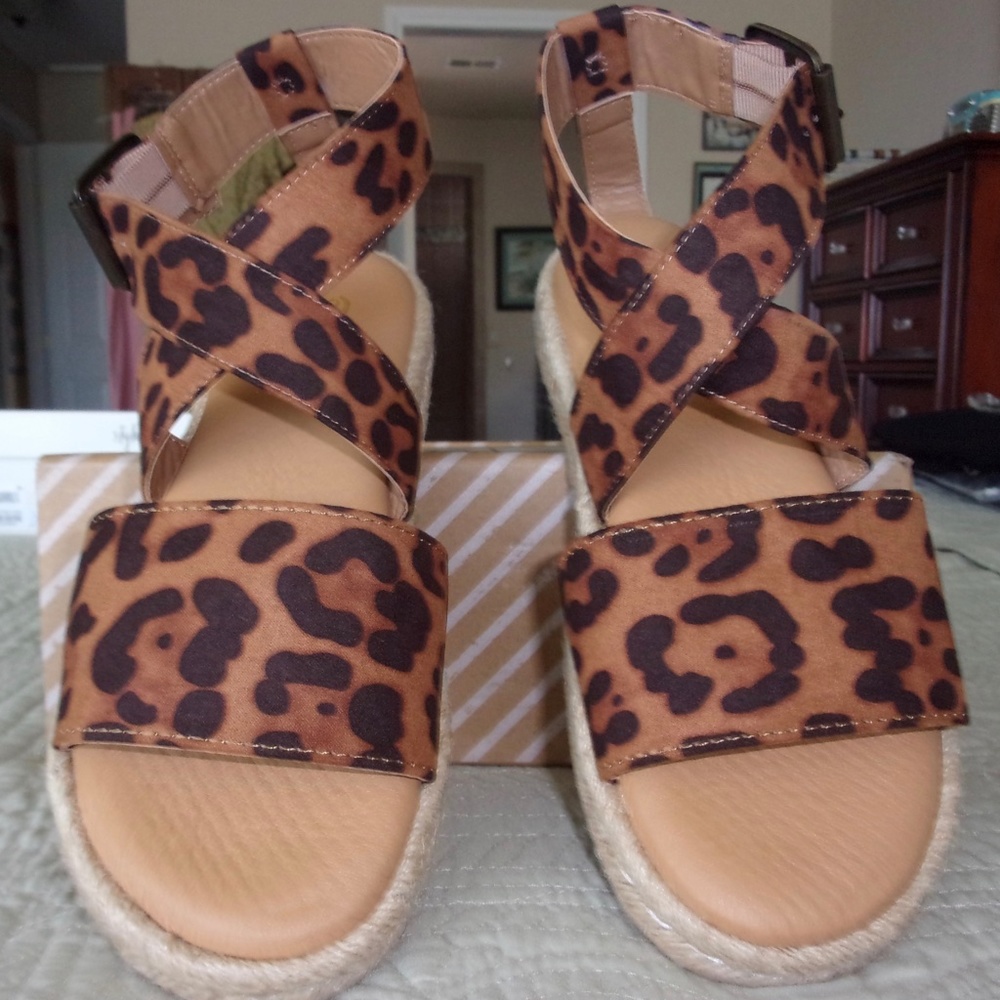 Journey Collection Trinity Leopard Sandals size 8 New in Box